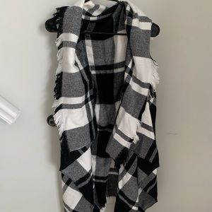 Sleeveless black and white cozy sweater